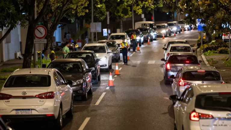 Imagem ilustrativa: fila organizada de carros na saida de um evento